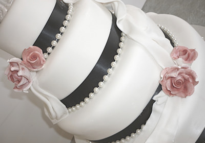 Cake with pearls.